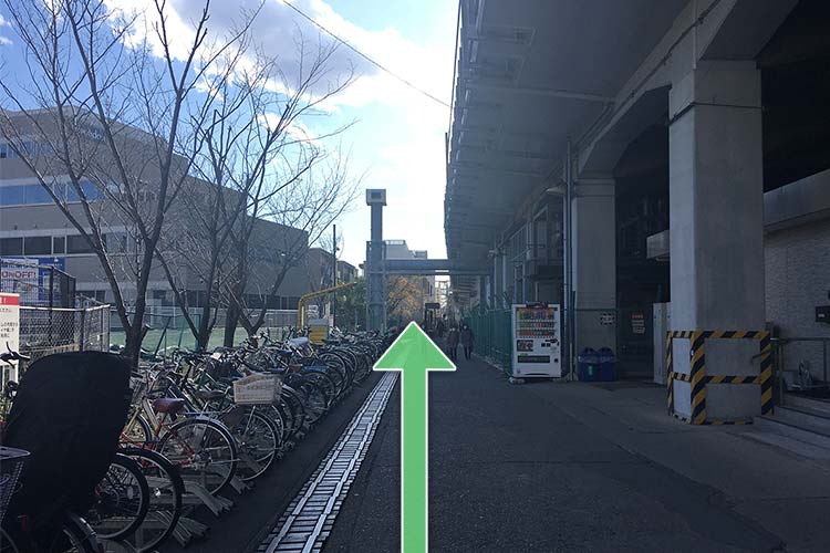 約100メートル直進します