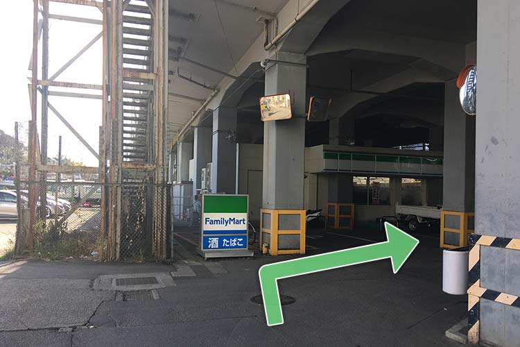 ファミリーマート 新横浜駅西店が見えたら右折します。