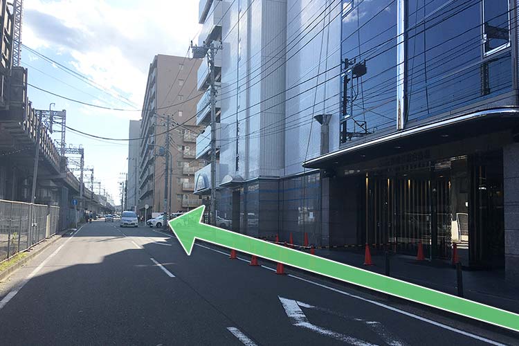 線路沿いの道を直進します。