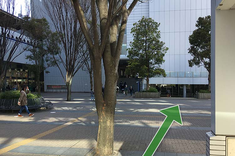 地上に上がり右折します。