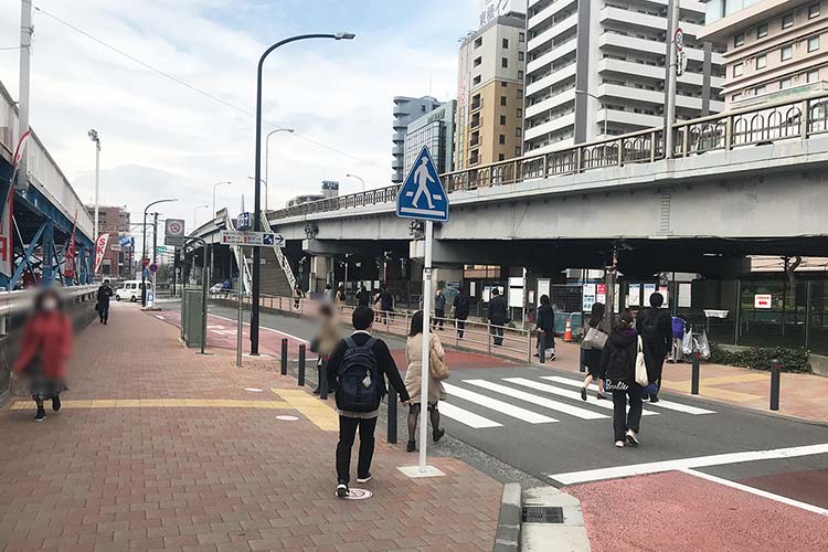 横断歩道を渡ります