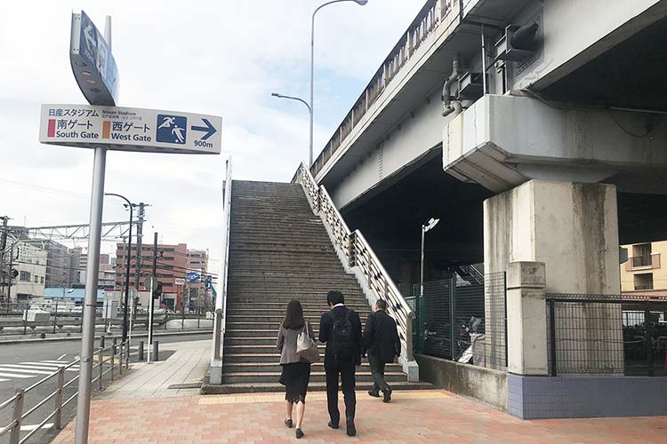 階段を昇ります
