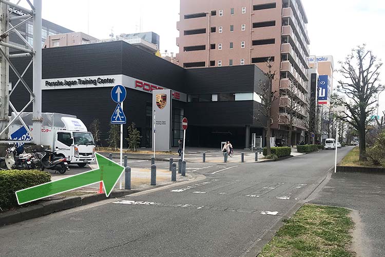 階段を降りて直進します