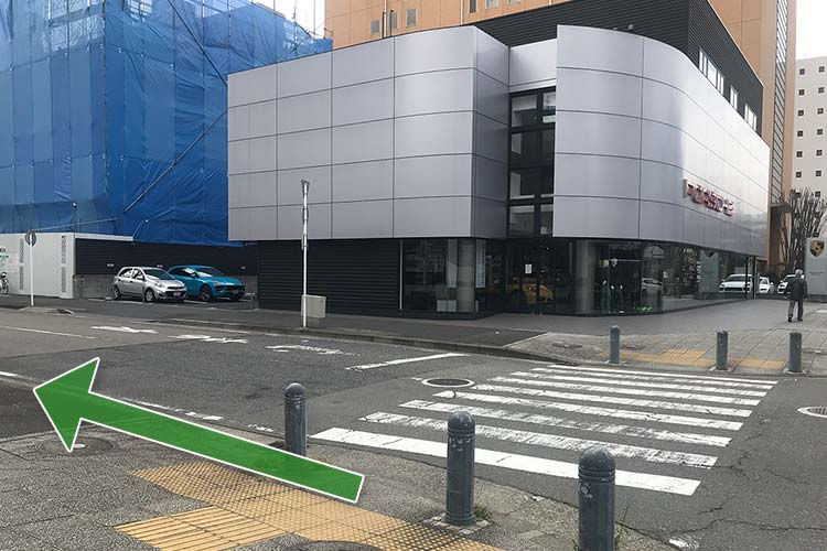 ポルシェセンター横浜が見えたら左折します。