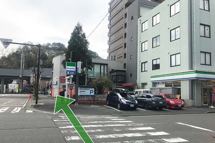 ファミリーマート 新横浜店前の横断歩道を渡ります。